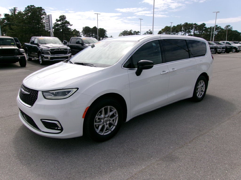 2025 Chrysler Pacifica Select