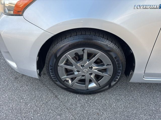 2016 Toyota Prius v Three