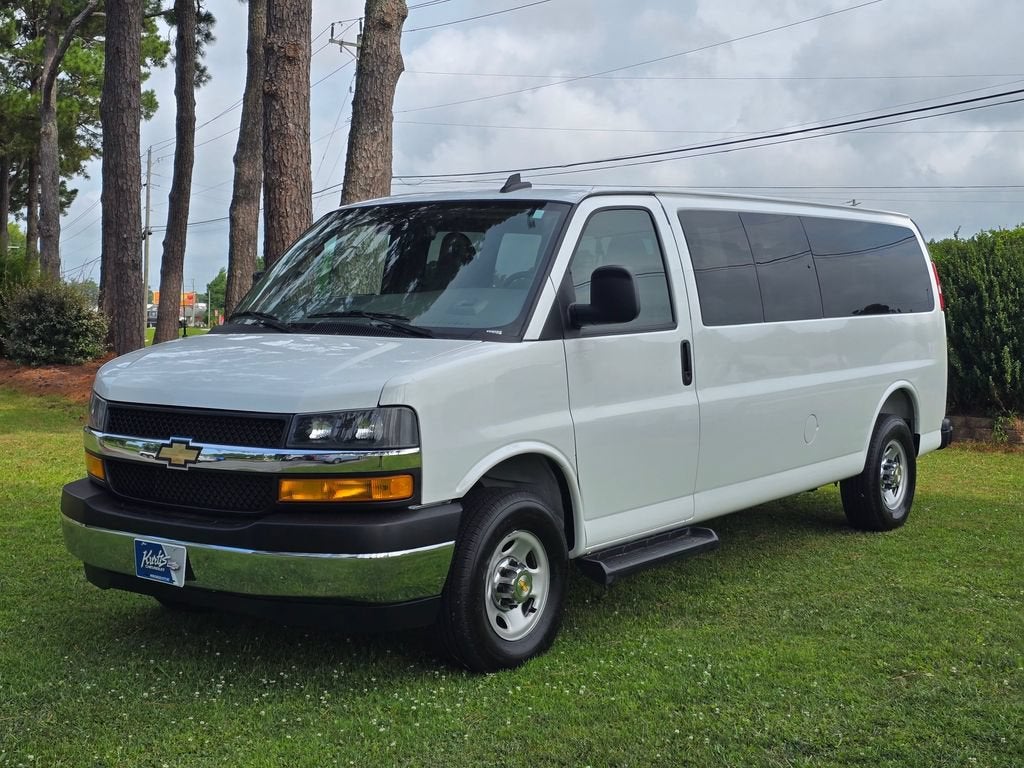 2025 Chevrolet Express Passenger 1LT