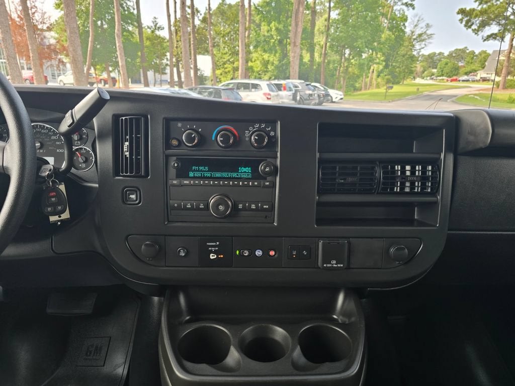 2025 Chevrolet Express Passenger 1LT