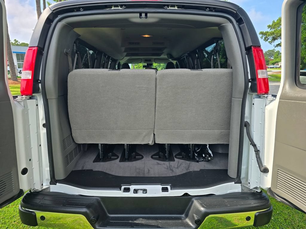 2025 Chevrolet Express Passenger 1LT