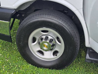 2025 Chevrolet Express Passenger 1LT