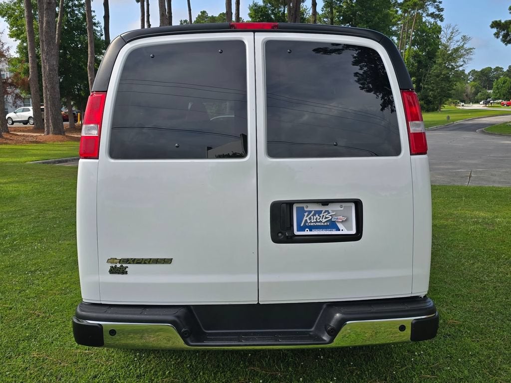 2025 Chevrolet Express Passenger 1LT