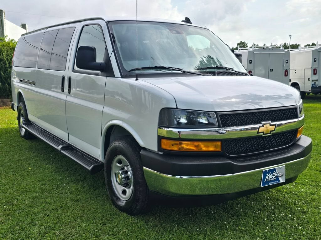 2025 Chevrolet Express Passenger 1LT