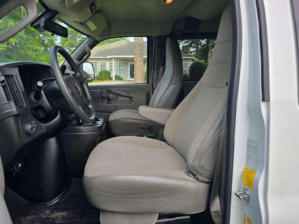 2025 Chevrolet Express Passenger 1LT