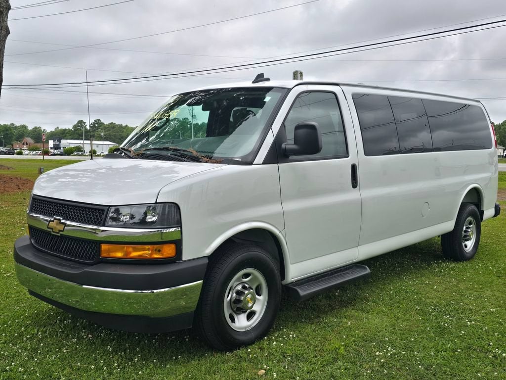 2025 Chevrolet Express Passenger 1LT