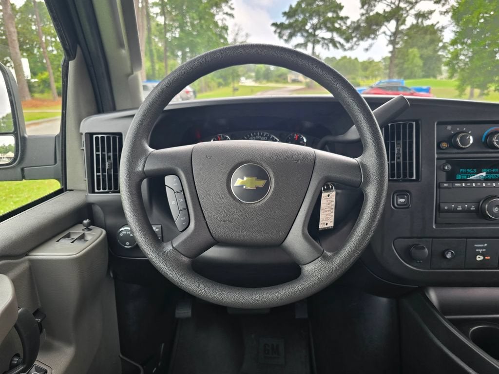 2025 Chevrolet Express Passenger 1LT