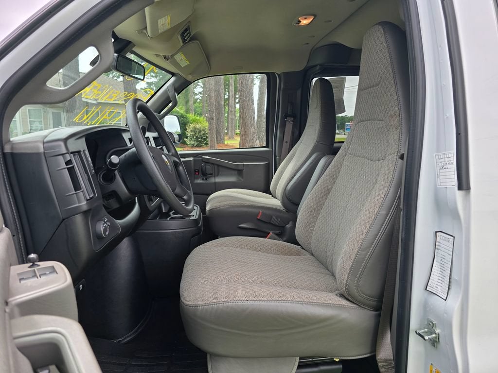 2025 Chevrolet Express Passenger 1LT