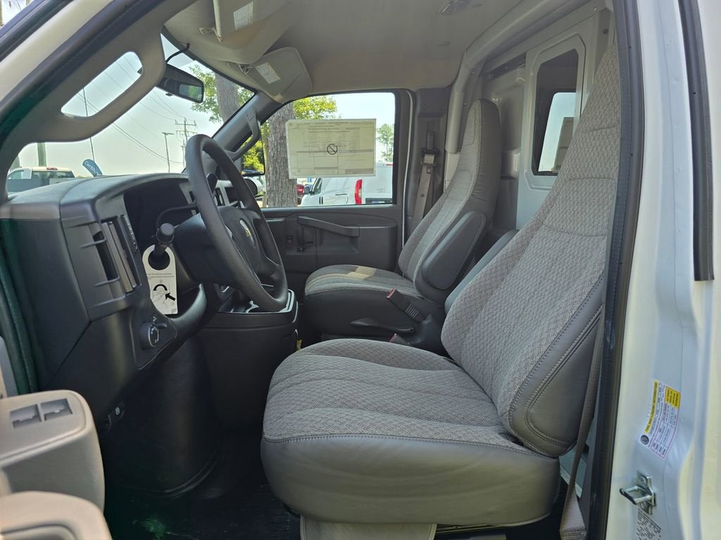 2025 Chevrolet Express Cutaway 3500 1WT