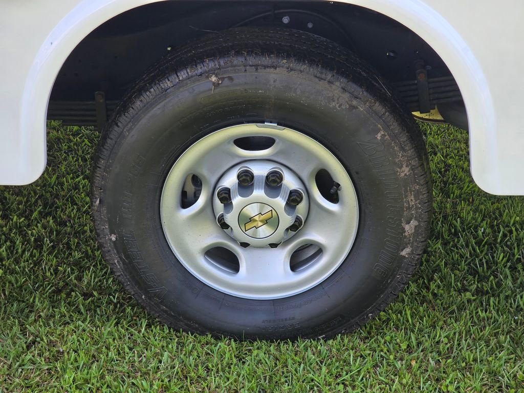 2025 Chevrolet Express Cutaway 3500 1WT