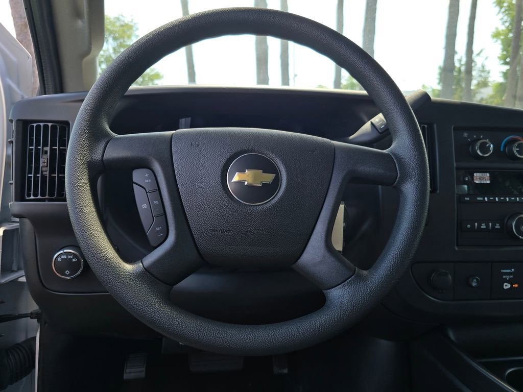 2025 Chevrolet Express Cutaway 3500 1WT