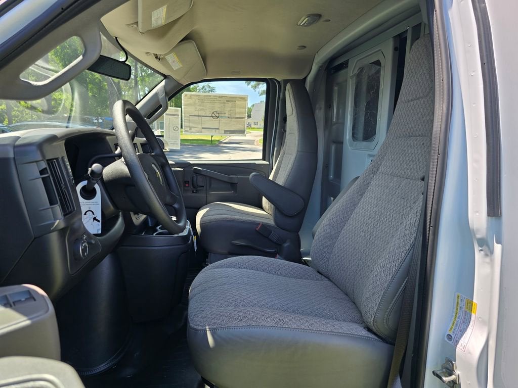 2025 Chevrolet Express Cutaway 3500 1WT