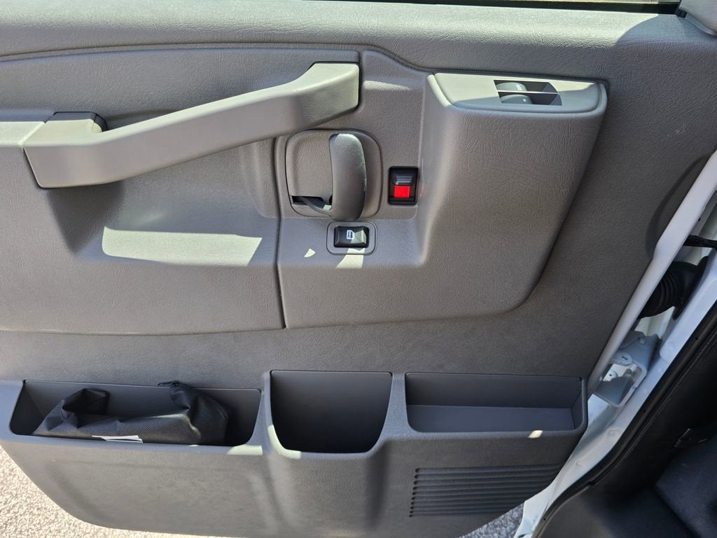 2025 Chevrolet Express Cutaway 3500 1WT