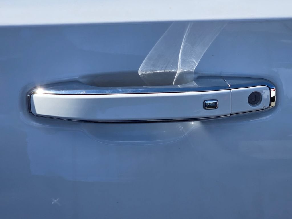 2025 GMC Yukon Denali - Photo 10