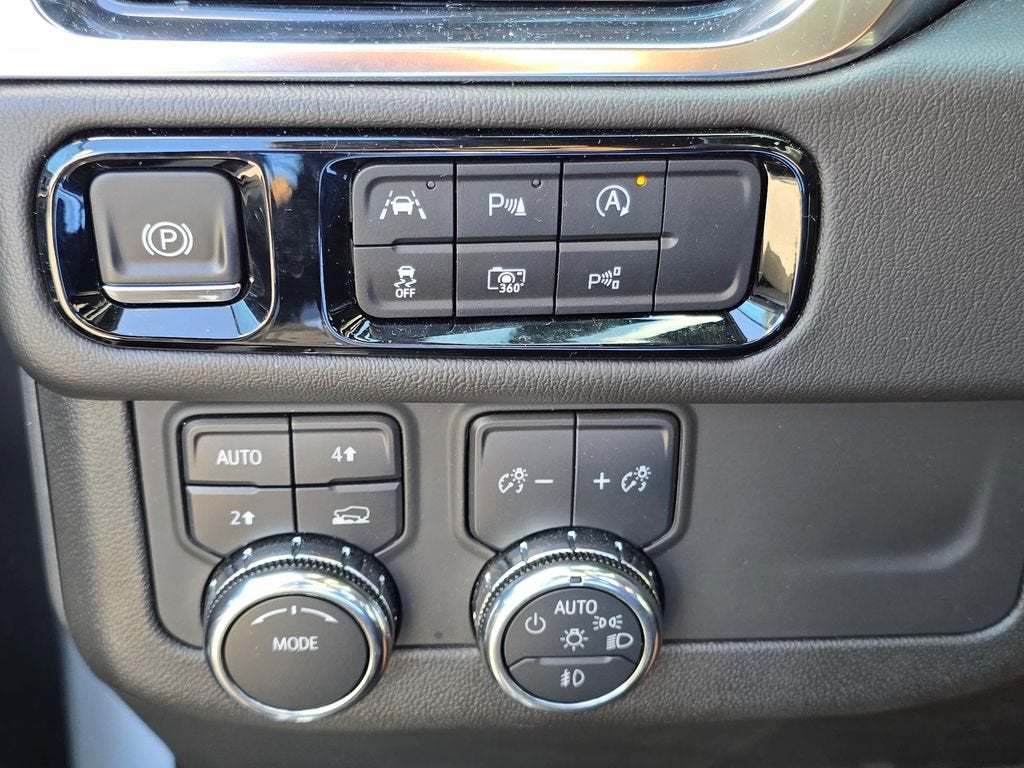 2025 GMC Yukon Denali - Photo 24