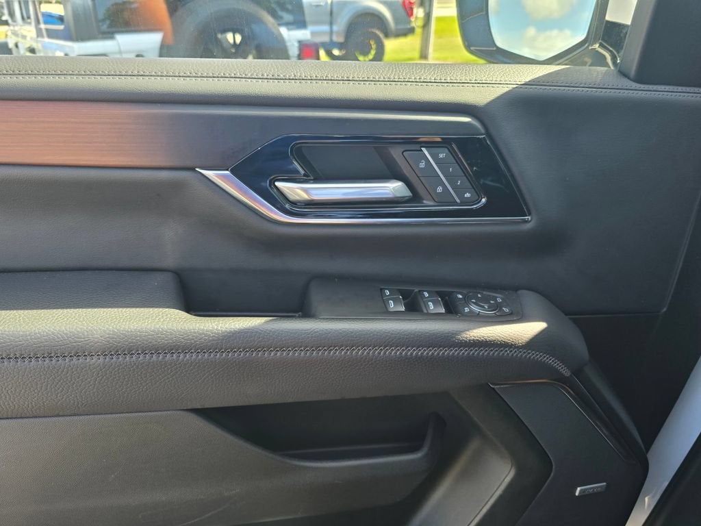 2025 GMC Yukon Denali - Photo 25