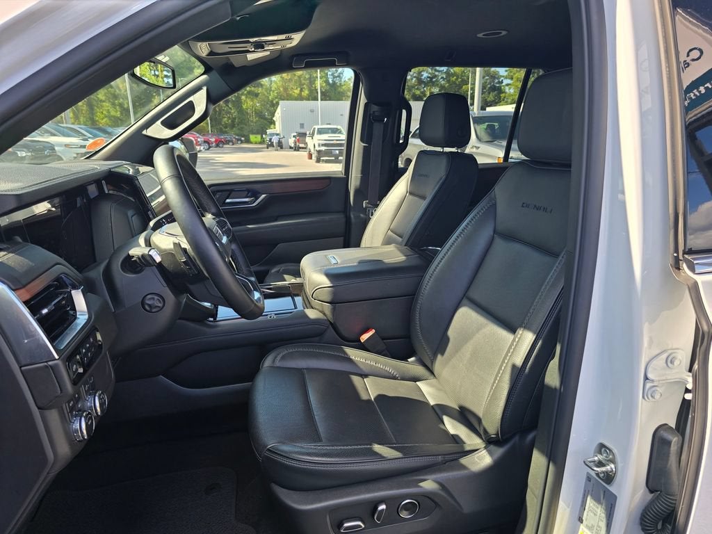 2025 GMC Yukon Denali - Photo 26