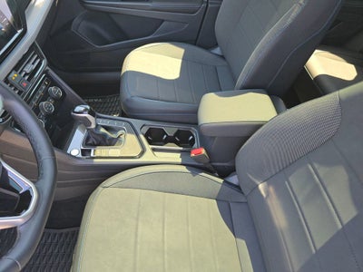 2024 Volkswagen Taos 1.5T SE Black