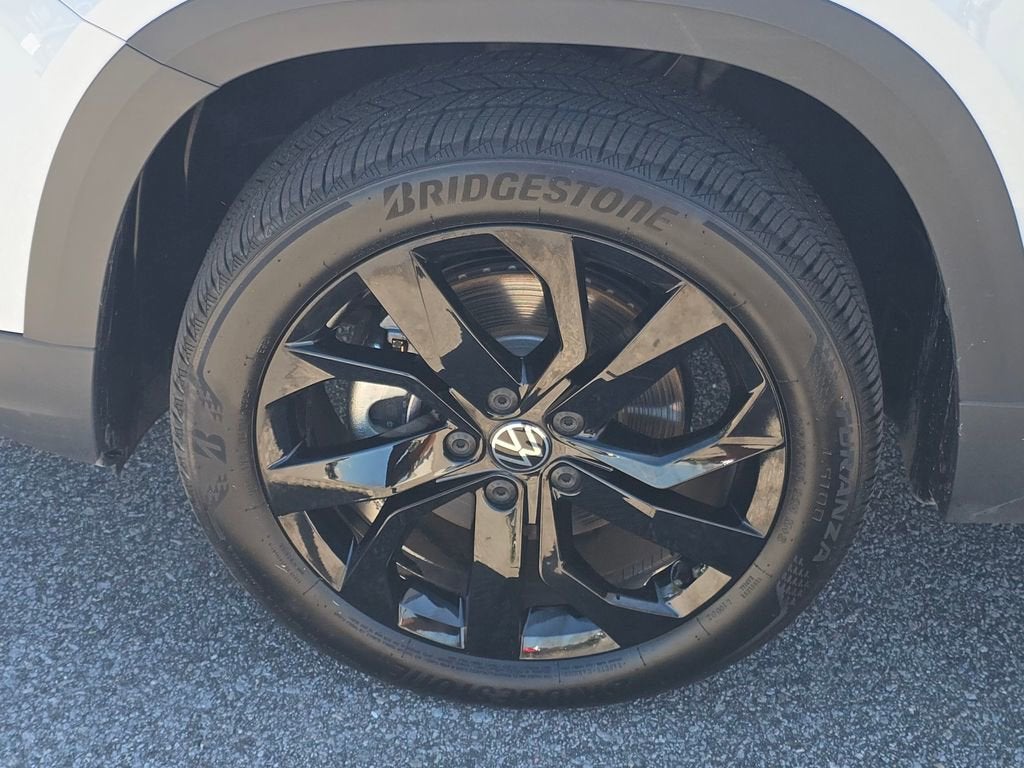 2024 Volkswagen Taos 1.5T SE Black